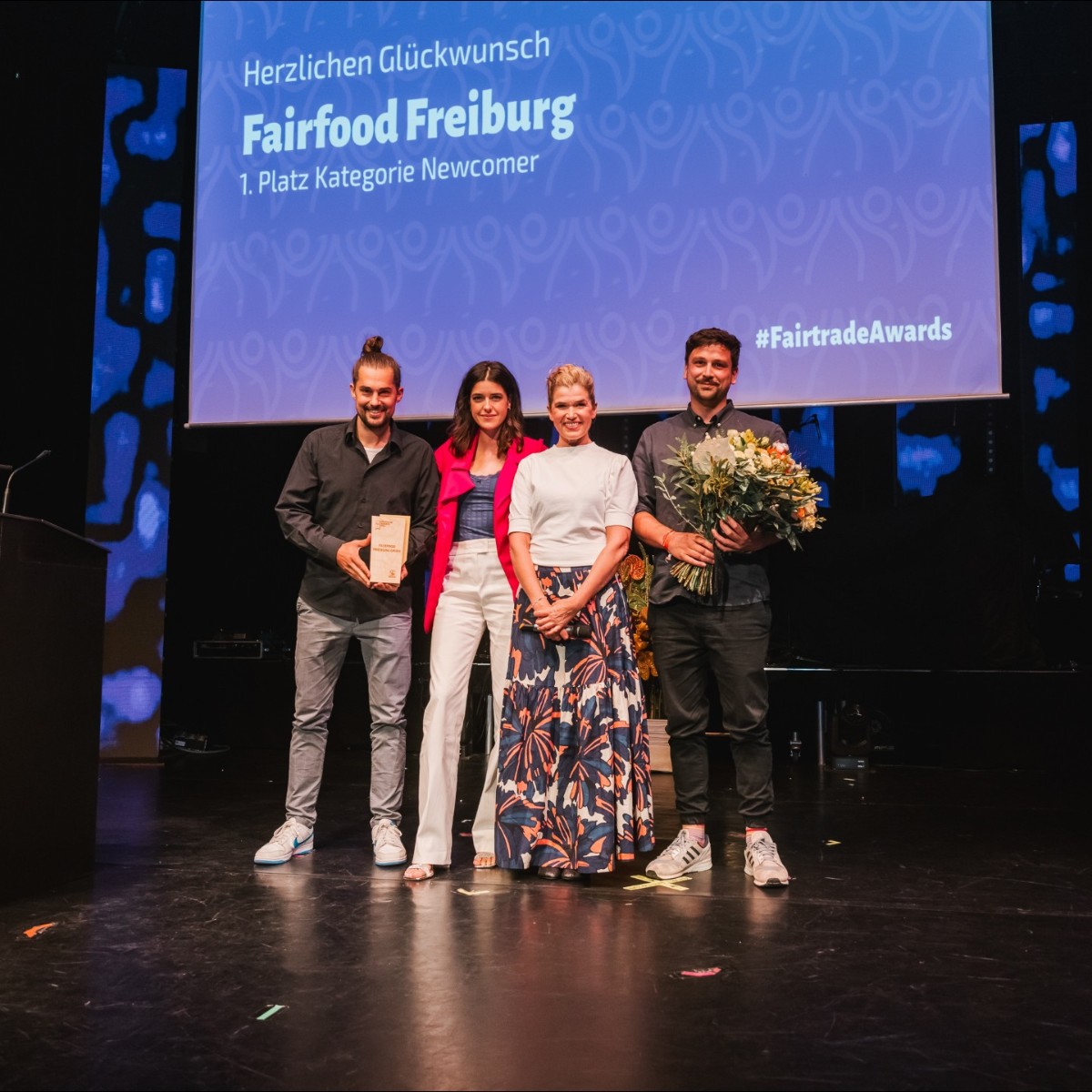 Fairtrade_DE's tweet photo. 🎉 Fairtrade Deutschland hat die Fairtrade Awards verliehen! 🏆 Herzlichen Dank an alle, die diesen Abend unvergesslich gemacht haben! #FairtradeAwards

👉 https://t.co/hK1uIMYsud 💐 https://t.co/lbGSQj63jM