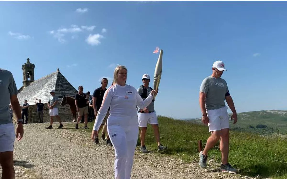 🔥 Une sapeur-pompier qui porte la flamme olympique au sommet du Mont Saint-Michel de Brasparts 2 ans après les incendies, accueillie par des centaines de collégiens des Monts d'Arrée, un magnifique symbole !