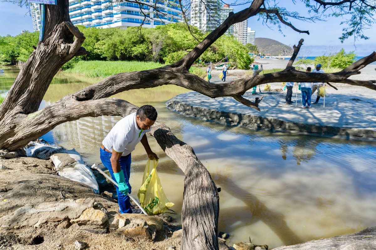 essmar_esp's tweet photo. Desde Essmar E.S.P. Nos preparamos para la próxima temporada turística a través de limpieza de playas 🌊♻️. Recogimos cerca de 550 kg de residuos ordinarios en playa Salguero y desembocadura del río Gaira, hilo🧵⬇️ https://t.co/N9h0FjpZk9