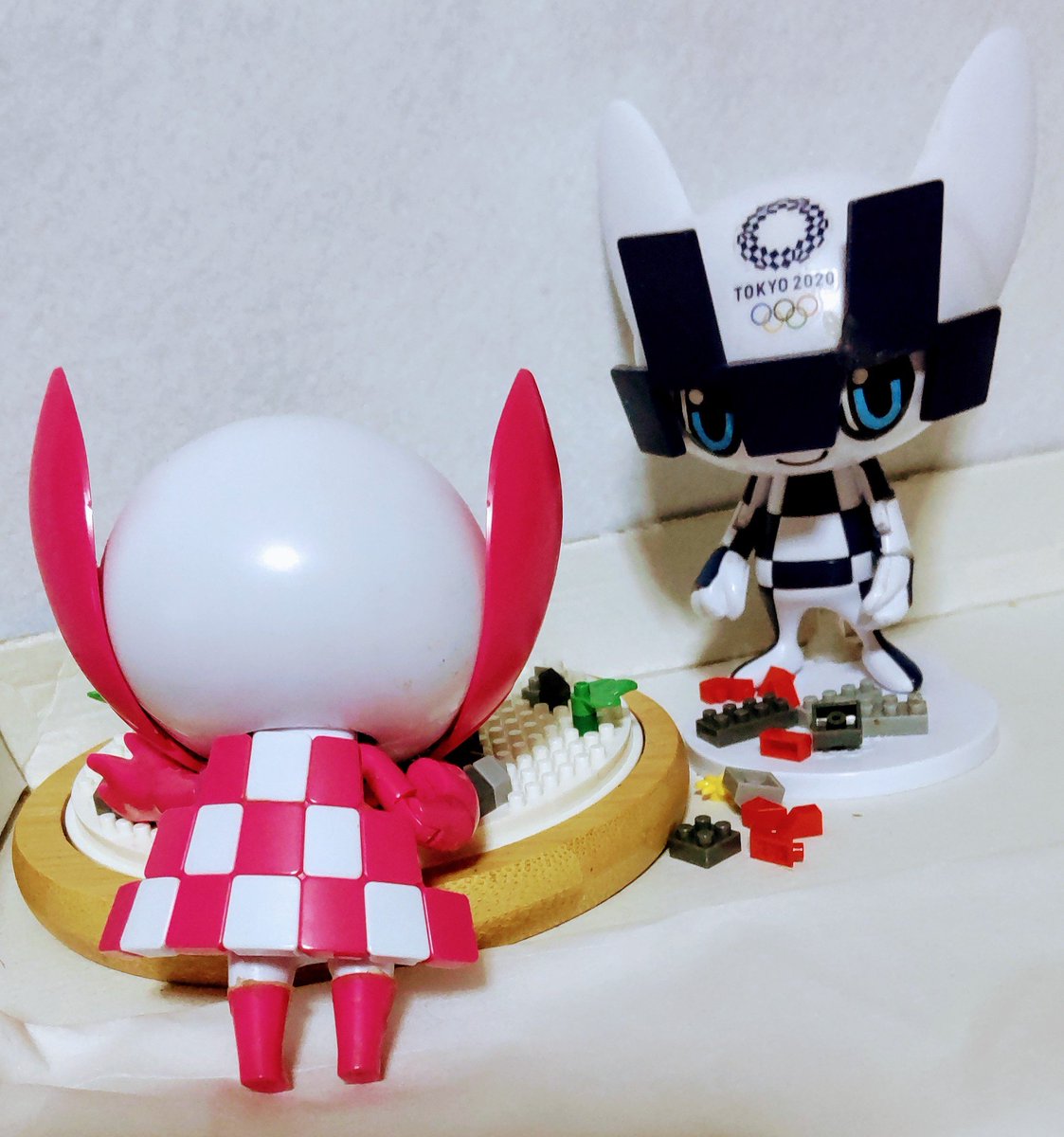 hattaninko's tweet photo. 🌸ブロック②💙ブロックに集中するソメイティ「パーツが細かくて探すのが大変なの」ミライトワ「だったらコレを使うといいよ」パーツ入れケースを用意するミライトワ。「まぁコレならパーツが見つけやすい❗」ミライトワの粋な計らいで更に力が入るソメイティ😃#ミラソメちゃん存続希望 💕#YKO https://t.co/q7EiE4WPwp