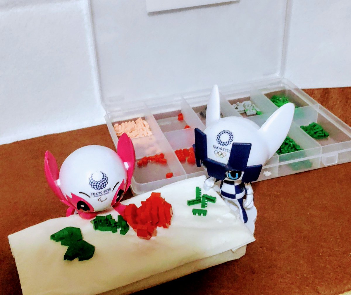 hattaninko's tweet photo. 🌸ブロック②💙ブロックに集中するソメイティ「パーツが細かくて探すのが大変なの」ミライトワ「だったらコレを使うといいよ」パーツ入れケースを用意するミライトワ。「まぁコレならパーツが見つけやすい❗」ミライトワの粋な計らいで更に力が入るソメイティ😃#ミラソメちゃん存続希望 💕#YKO https://t.co/q7EiE4WPwp