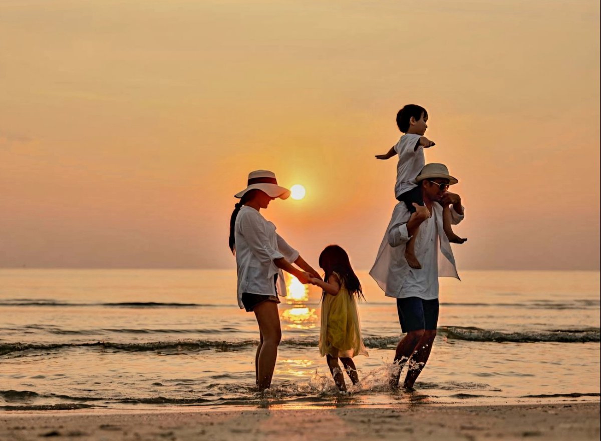 SaulGtrauma's tweet image. "No busques el lujo en tiendas, 
 ni en fiestas. Lujo es que 
  la gente te quiera, que  te tengan
  respeto, no estar enfermo. 
  Lujo es que vivan tus padres, jugar 
  con tus nietos, lujo son esas
  pequeñas cosas que no se pueden 
  comprar con dinero".
- C. Eastwood