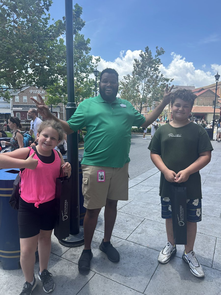 DCMH2019's tweet photo. @uofistbump #uofistbump Christian from Illumination went ABOVEANDBEYOND for my niece and nephew! He and the entire Olivanders team were beyond amazing. These kids have been through the loop this week w/ their sister being diagnosed with leukemia and being in the hospital. TYTYTY https://t.co/5ASdIJbsPf
