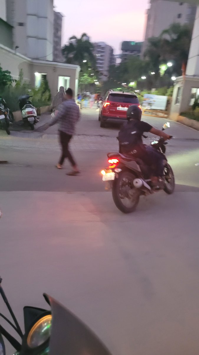 dev_ashishkumar's tweet image. We should really avoid 8-10 minutes delivery. It's really dangerous for riders who deliver & may cause casualties to other on the road.
This guy risked his life thrice just in 5 minutes in PCMC
Think of their life...
@deepigoyal @ZeptoNow @SwiggyInstamart @bigbasket_com