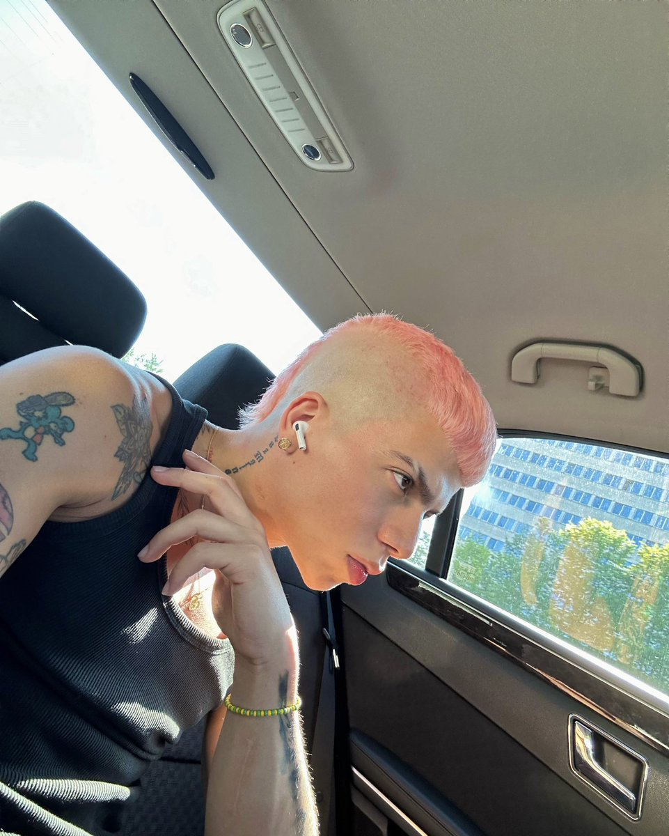 BrandonDeMinaj's tweet photo. On the way from Amsterdam to Paris to see the QUEEN @NICKIMINAJ this weekend.π«‘
π«π·π«π·ππ
(Pink hair , of course) ππ
#GagCityParis #PinkFridayTour #SoldOutMinaj πΈπ½πΈπ½π«‘π«‘ππ https://t.co/zRm0mjgoZ4