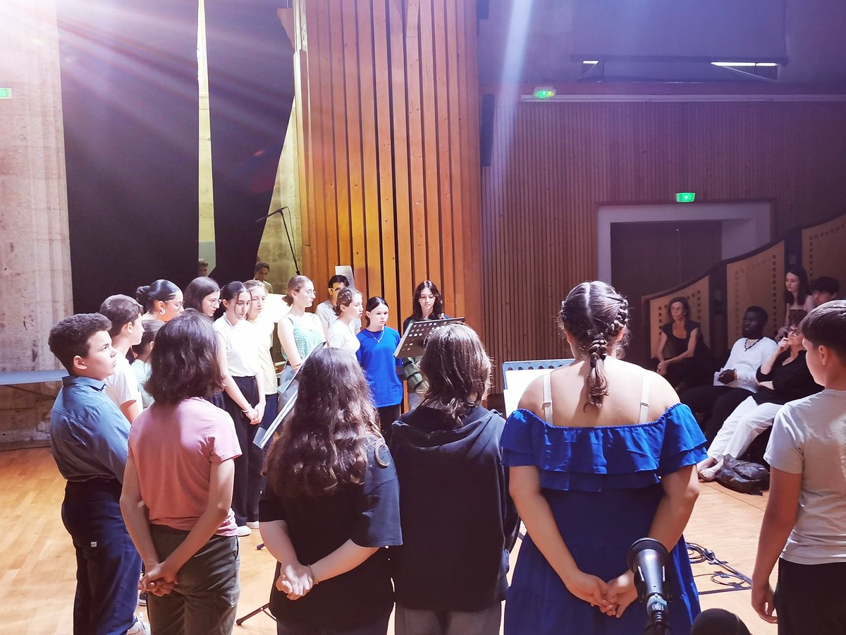 Vox Salinis, édition 2024 à Cuzin ! Les Arts et les Lettres en dehors de la classe : théâtre, chants, lectures, bons mots ! Tout y était pour rendre compte d'une année riche en lettres et en arts ! Bravo aux élèves et à leurs professeures si impliquées !