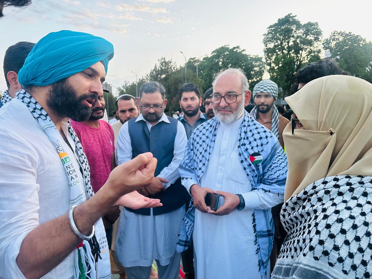 SenatorMushtaq's tweet image. معروف تجزیہ کار،کالم نگار،اینکر پرسن، دانشور میڈیا سے تعلق رکھنے والی شخصیات نےجن میں مظہربرلاس@mazhar_barlas،ہرمیت سنگھ @HarmeetSinghPk , شاہد حق نواز @ShahidHaqNawa فرخ نواز بھٹی @farrukhnawazbh2 ودیگرشامل ہیں سیو غزہ @SaveGazaPK کے کیمپ کا دورہ وخطاب کیا۔ 
#ReachDChowkNow