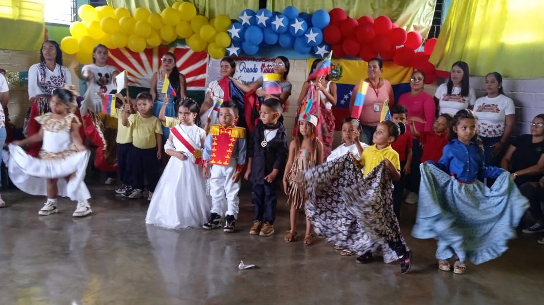 Centro de Desarrollo de la Calidad Educativa Lara (@cdcelara) on Twitter photo ¡Viernes de Mi Escuela Monumental!
En distintas instituciones del municipio Iribarren nuestros niños y niñas participaron en actividades culturales que resaltan nuestra historia y patrimonio.
¡Viva #Venezuela!
<a href="/NicolasMaduro/">Nicolás Maduro</a>
@MPPEDUCACION
<a href="/_LaAvanzadora/">Yelitze Santaella</a>
#VamosPaLanteVenezuela ¡Viernes de Mi Escuela Monumental!
En distintas instituciones del municipio Iribarren nuestros niños y niñas participaron en actividades culturales que resaltan nuestra historia y patrimonio.
¡Viva #Venezuela!
<a href="/NicolasMaduro/">Nicolás Maduro</a>
@MPPEDUCACION
<a href="/_LaAvanzadora/">Yelitze Santaella</a>
#VamosPaLanteVenezuela