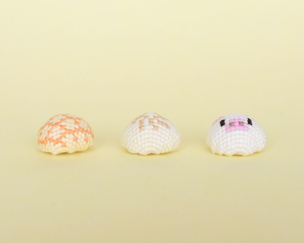 半球を作りたくて、山高くるみボタンの試作。簡単な図案でメロンパンと肉まんとぶたの豚まんを作りました。肉まんは、てっぺんを少し尖らせてみました。 #クロスステッチ #ミニチュアフード