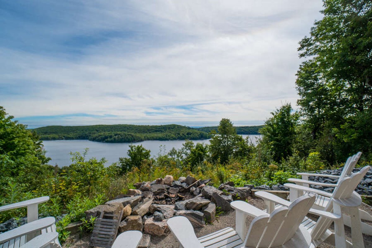 OntCottRent's tweet photo. Looking for your next adventure? Nestled atop a hill Chutes N’ Ladders offers breathtaking views of Lake Vernon. Boasting great fishing, swimming, and boating, it's the ultimate nature retreat. Also, with space for up to 12 it is ideal for large families. https://t.co/PCFxtnhNoy https://t.co/ac37aaE9Cv