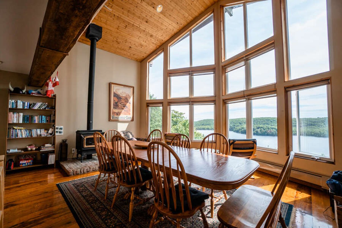 OntCottRent's tweet photo. Looking for your next adventure? Nestled atop a hill Chutes N’ Ladders offers breathtaking views of Lake Vernon. Boasting great fishing, swimming, and boating, it's the ultimate nature retreat. Also, with space for up to 12 it is ideal for large families. https://t.co/PCFxtnhNoy https://t.co/ac37aaE9Cv