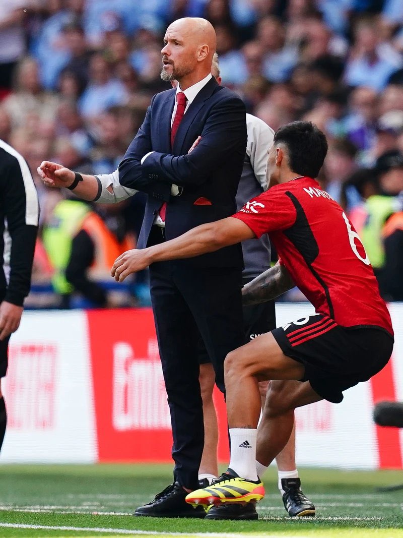 DeadlineDayLive's tweet photo. 🚨 INEOS are continuing to weigh up the future of Erik ten Hag and have put NO timescale on delivering the review of the season.

(Source: @TyMarshall_MEN) https://t.co/9o9ybShskp