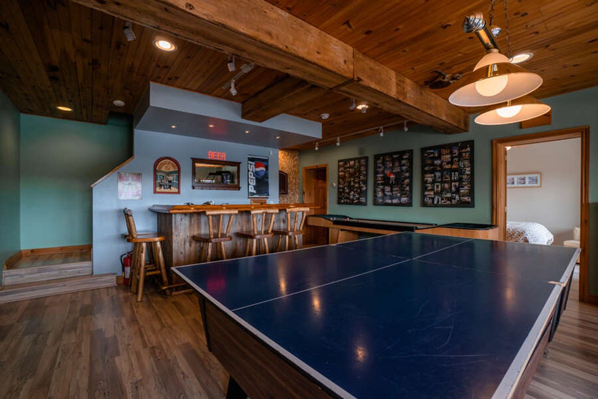 OntCottRent's tweet photo. Looking for your next adventure? Nestled atop a hill Chutes N’ Ladders offers breathtaking views of Lake Vernon. Boasting great fishing, swimming, and boating, it's the ultimate nature retreat. Also, with space for up to 12 it is ideal for large families. https://t.co/PCFxtnhNoy https://t.co/ac37aaE9Cv