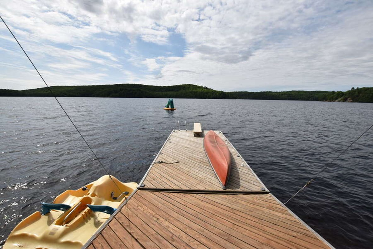 Looking for your next adventure? Nestled atop a hill Chutes N’ Ladders offers breathtaking views of Lake Vernon. Boasting great fishing, swimming, and boating, it's the ultimate nature retreat. Also, with space for up to 12 it is ideal for large families. ontariocottagerentals.com/ChutesnLadders/