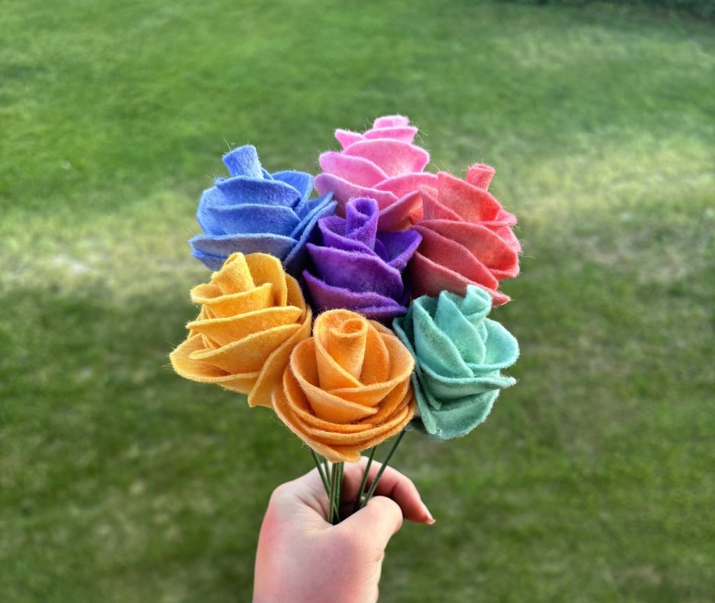 RachiesArt's tweet image. One hour until the pride roses drop!! 💕🌈