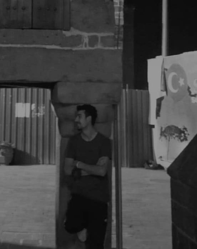 Güzel sevmek önemsizmiş.
Çok zaman sonra öğrendim..