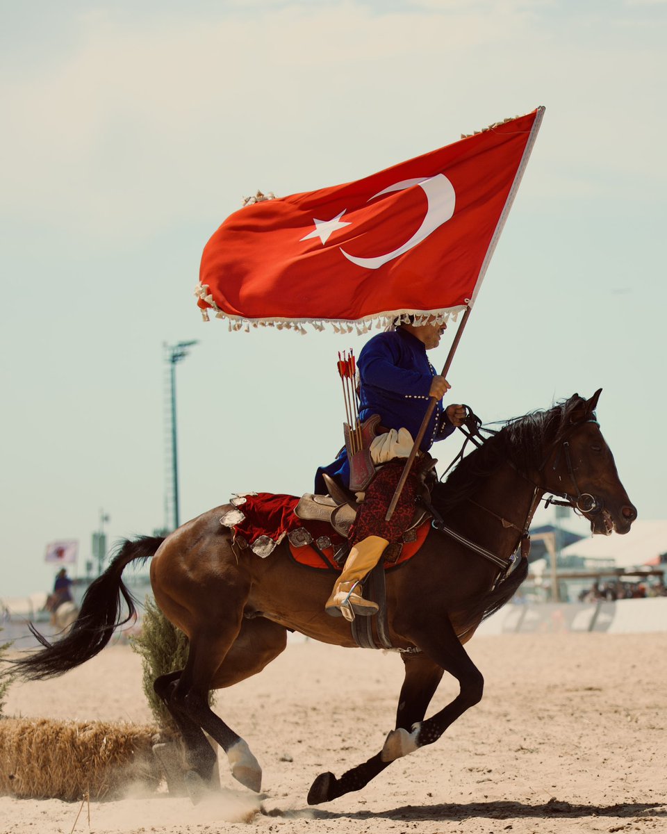 Fsmvusks's tweet photo. Tanıtım çadırımızda ebru ve çömlek atölyeleri; satranç, mangala ve okçuluk tanıtımlarıyla öğrencilerle buluştuk. 

Alanda ise binicilik, ok atma, güreş ve birçok deneyimlenecek etkinlikler vardı. 

6. Etnospor Kültür Festivali 9 Haziran Pazar gününe kadar devam edecek.😇

@fsmvu https://t.co/ZFpsDkeFxt