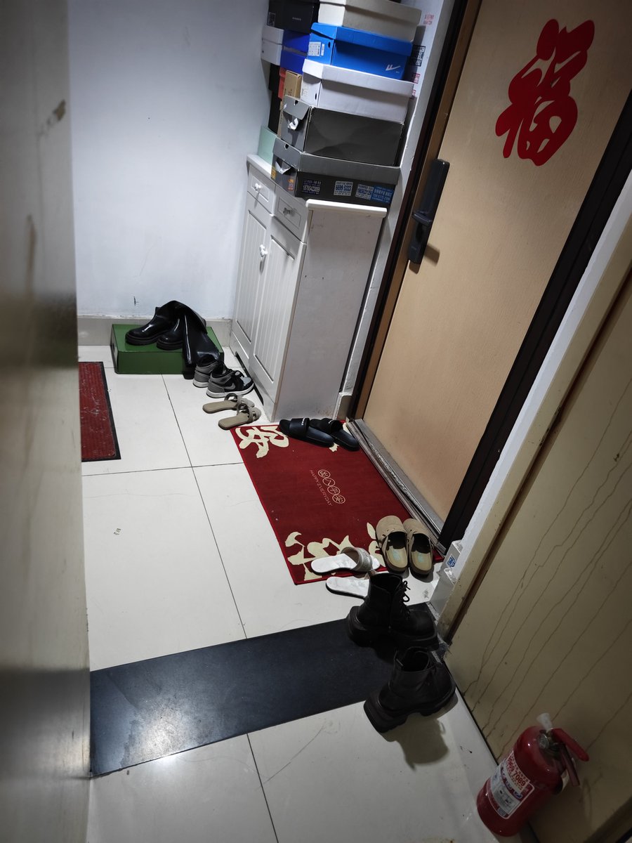老铁们这种智能门锁怎么办啊 正对着 这靴子忍不了了
