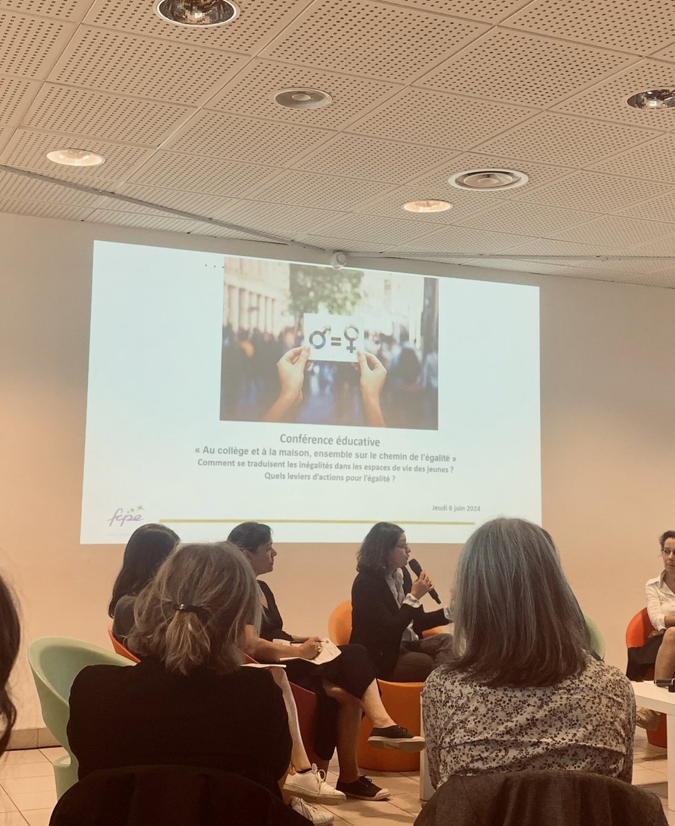JulienLevalloi2's tweet photo. Conférence éducative très riche au collège Chantenay de Nantes hier soir autour des questions de l’égalité filles-garçons dans nos EPLE. Merci à @LarobeEdith pour son expertise et analyses et bravo aux équipes du collège pour leur dynamise et actions ! https://t.co/HBsKRDsWji