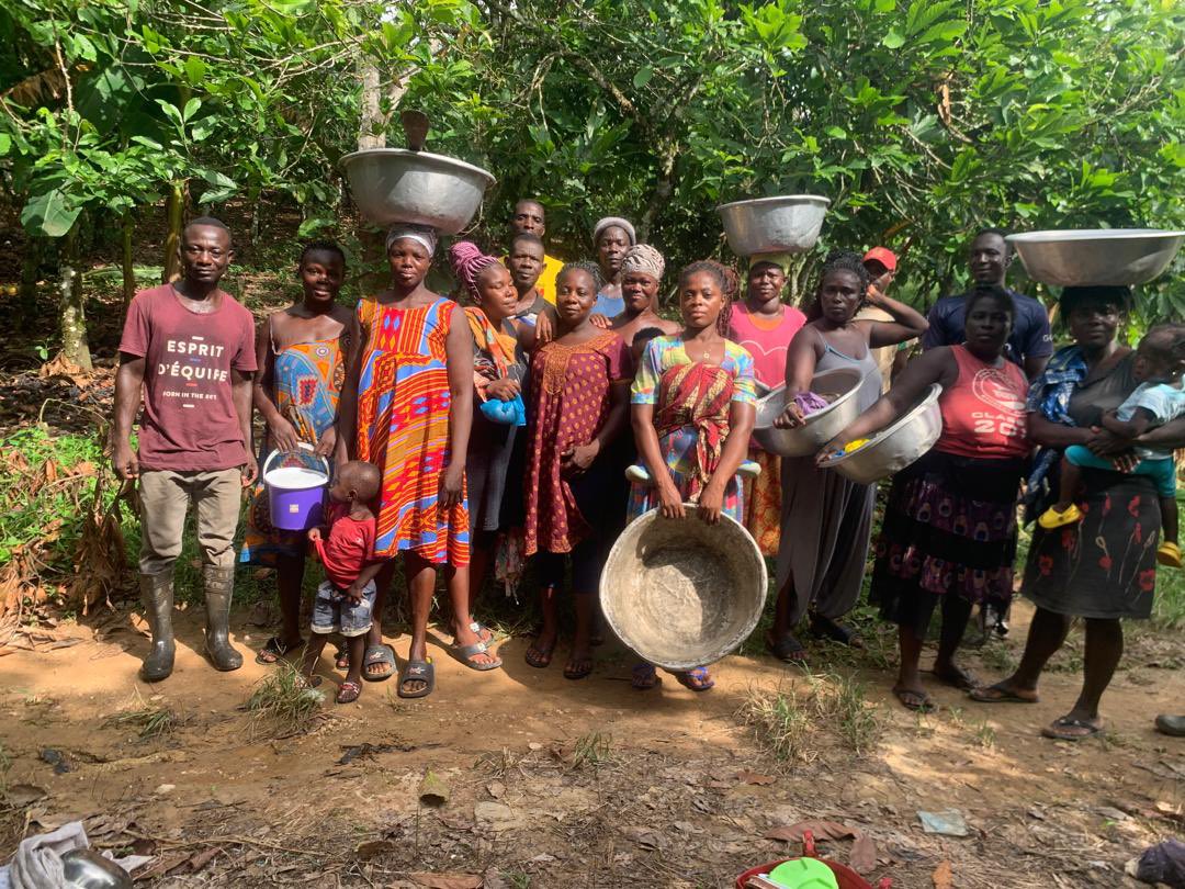 cocoa360_'s tweet photo. Community Development the Cocoa360 way.
Led by our Agricultural Officer, parents of our basic six(6) wards, last Tuesday, fulfilled their monthly visit to the community farm.

As the sustainability wing of our model, the community cocoa farms - and the proceeds from the farm. https://t.co/7h66p6fryV
