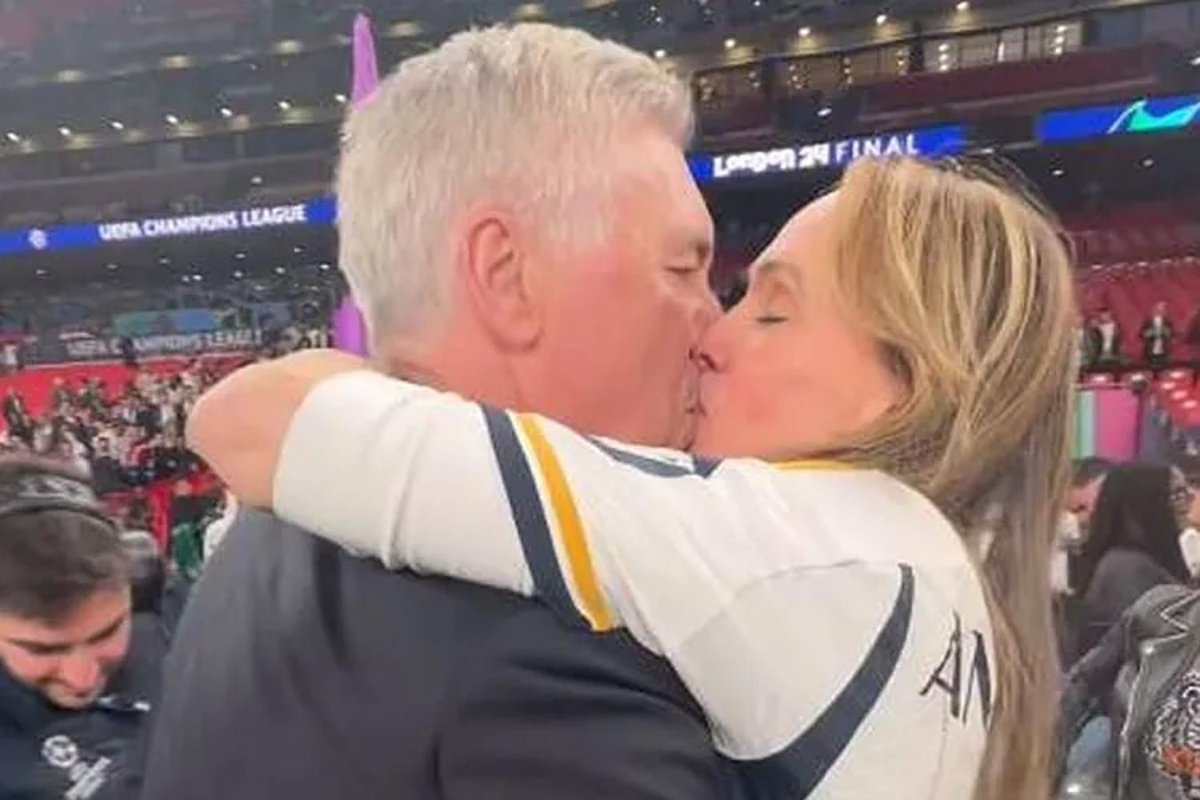 onvoitout's tweet photo. Carlo Ancelotti et sa femme s’offrent un baisser glacial et viral, et mettent feu à Internet https://t.co/sucy2iGWdw via @onvoitout https://t.co/S26s4bt4XG