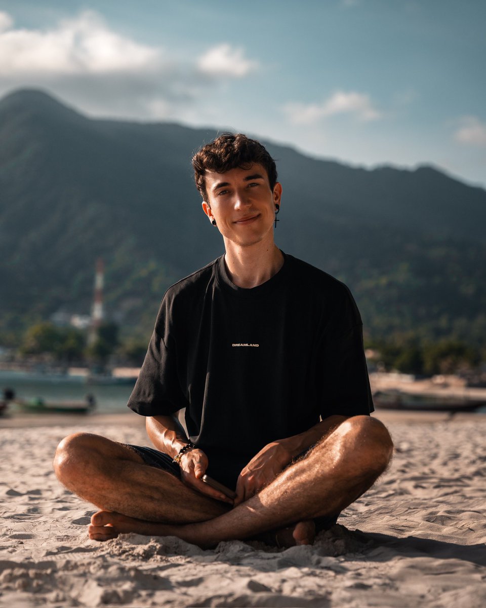 Ich hab mir ein freies Leben mit COD Edits und einer Kamera geschaffen. Ich hab mir alles selber beigebracht und…

ich lebe gerade einfach auf Koh Phangan, Thailand 🇹🇭 (ließ das noch einmal).

Danke an meine geliebten <a href="/MaestusOrg/">Maestus</a> Jungs ohne die ich heute niemals hier wäre ♥️♥️