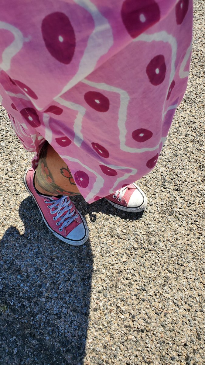 sunny_joni's tweet photo. Some days a girl wears pink because it makes her π sing a song that makes her soul happy. Hello Friday! #conversegirl #pinkconverse https://t.co/XhtvSYZe5f