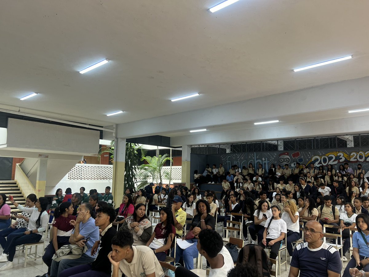 cde_valle's tweet photo. CDCE Caracas/Parroquia El Valle. Hoy, llevamos a cabo con alegría, emoción y compromiso el programa Mi Escuela Segura. 
@_LaAvanzadora 
@CDCECaracas 
@NicolasMaduro https://t.co/wL0zHTAIyg