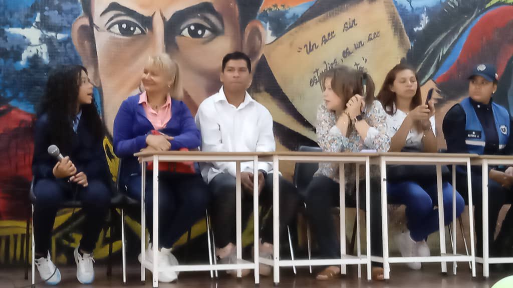 cde_valle's tweet photo. CDCE Caracas/Parroquia El Valle. Hoy, llevamos a cabo con alegría, emoción y compromiso el programa Mi Escuela Segura. 
@_LaAvanzadora 
@CDCECaracas 
@NicolasMaduro https://t.co/wL0zHTAIyg