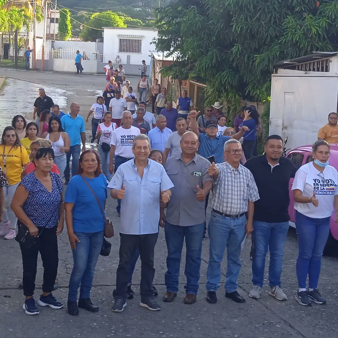 AdRoscio's tweet photo. Asamblea y contacto casa por casa en sector La Morera, de San Juan de los Morros, estado Guárico, encabezado por nuestro Sec. General CES, @rafaelemilios . Llevando el mensaje de @EdmundoGU  y explicando a la gente cómo votar el 28 de Julio. #EdmundoPresidente #HastaElFinal https://t.co/YJWUpF1hYi