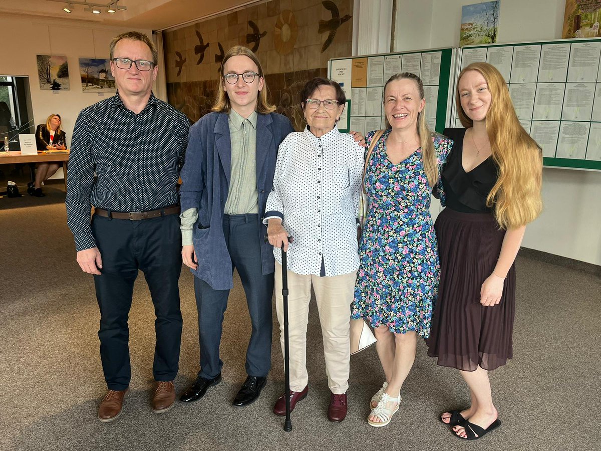 Babička říká, že buď budeme volit Zelený, nebo se budeme muset odstěhovat na Mars. Ale na stěhování na Mars spíš prý nebudou peníze.