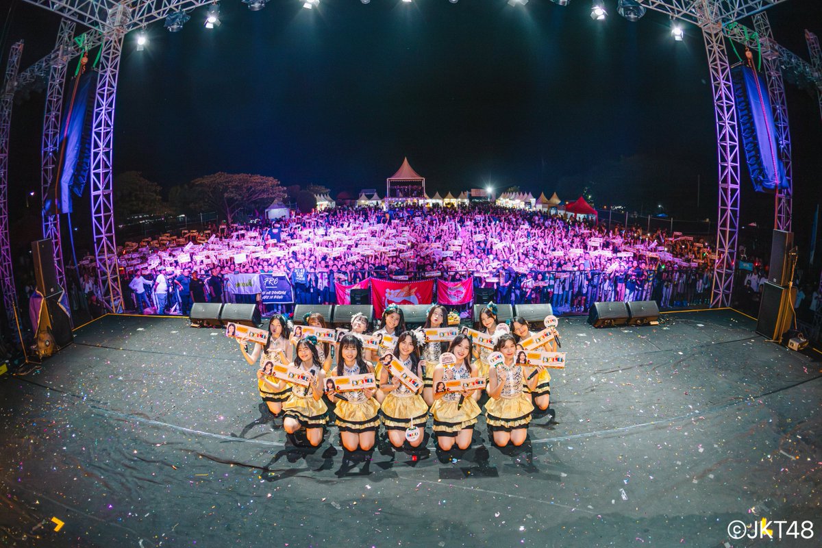 officialJKT48's tweet photo. Matur suksma Semeton untuk kemeriahan malam hari ini di acara NYENI FEST 2024!! Bali memang selalu punya cara yang unik untuk berekspresi dan bersuka cita. 

Nantikan keseruan JKT48 lainnya di Bali ya! 🤍 https://t.co/HcnD3DUEBf