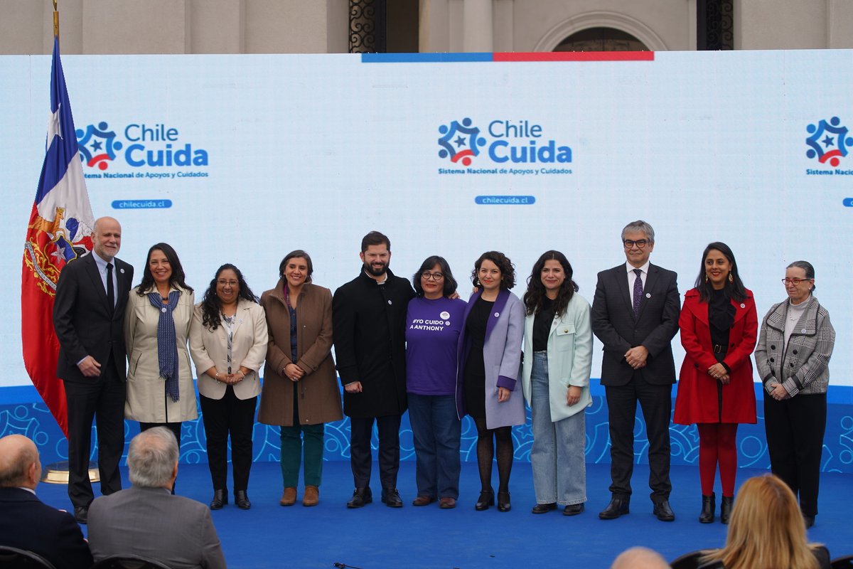 Hoy presentamos el Proyecto de Ley del Sistema Nacional de Apoyos y Cuidados #ChileCuida, que reconoce al derecho al cuidado🇨🇱 Asumir la responsabilidad de los cuidados de manera colectiva es un acto de justicia.

Gracias a todas las personas cuidadoras que nos acompañaron hoy🫰