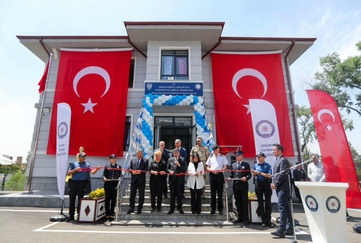 dilekmekci's tweet photo. 📌Ankara İl Emniyet Müdürü Engin Dinç’i son iki gündür ortaya düşen fotoğraflarında keyifsiz, mutsuz ve dahi üstünü başını dağıtmış gördüm… Ankara Emniyeti’nde patlayan skandallar sonrası ilk kez görüntü vermiş‼️👇🏻
📌 Yakın tarihin en karanlık ve karışık dönemlerinde (Mayıs 2013-Ekim 2016 arası) Emniyet İstihbarat Daire Başkanlığı yapmış olan Engin Dinç’i Eskişehir İl Emniyet Müdürü atayan Koray Öner’i koruyan eldir. Koray Öner’in kayınçosu Kubilay Selışık üzerinden Eskişehir’de kozmetik sektöründeki Çorumlu, CHPli, malzeme mühendisi “toz sihirbazıyla” göbek bağı vardır 😎
📌Dahası Engin Dinç’i Koray Öner’in memleketi Konya’ya Konya İl Emniyet Müdürü atayan da Koray Öner’i koruyan eldir.
📌 Son olarak Engin Dinç’i Ankara İl Emniyet Müdürü atayan, Ayhan Bora Kaplan soruşturmasını sulandırıp Koray Öner gibileri koruyan da aynı eldir…
GÖZÜMÜZ O ELİN ÜZERİNDE ⏳⌛️
@AliYerlikaya @ikalin1 @HakanFidan @zulfutolgagar @MHP_Bilgi @abdurahmnsimsek
Yanlış anlaşılmaması için not: O el Sayın Recep Tayyip Erdoğan değildir…
#EnginDinç
#KorayÖner
#MilliDamar