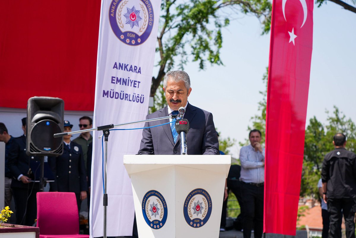 dilekmekci's tweet photo. 📌Ankara İl Emniyet Müdürü Engin Dinç’i son iki gündür ortaya düşen fotoğraflarında keyifsiz, mutsuz ve dahi üstünü başını dağıtmış gördüm… Ankara Emniyeti’nde patlayan skandallar sonrası ilk kez görüntü vermiş‼️👇🏻
📌 Yakın tarihin en karanlık ve karışık dönemlerinde (Mayıs 2013-Ekim 2016 arası) Emniyet İstihbarat Daire Başkanlığı yapmış olan Engin Dinç’i Eskişehir İl Emniyet Müdürü atayan Koray Öner’i koruyan eldir. Koray Öner’in kayınçosu Kubilay Selışık üzerinden Eskişehir’de kozmetik sektöründeki Çorumlu, CHPli, malzeme mühendisi “toz sihirbazıyla” göbek bağı vardır 😎
📌Dahası Engin Dinç’i Koray Öner’in memleketi Konya’ya Konya İl Emniyet Müdürü atayan da Koray Öner’i koruyan eldir.
📌 Son olarak Engin Dinç’i Ankara İl Emniyet Müdürü atayan, Ayhan Bora Kaplan soruşturmasını sulandırıp Koray Öner gibileri koruyan da aynı eldir…
GÖZÜMÜZ O ELİN ÜZERİNDE ⏳⌛️
@AliYerlikaya @ikalin1 @HakanFidan @zulfutolgagar @MHP_Bilgi @abdurahmnsimsek
Yanlış anlaşılmaması için not: O el Sayın Recep Tayyip Erdoğan değildir…
#EnginDinç
#KorayÖner
#MilliDamar