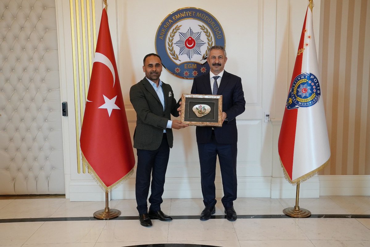 dilekmekci's tweet photo. 📌Ankara İl Emniyet Müdürü Engin Dinç’i son iki gündür ortaya düşen fotoğraflarında keyifsiz, mutsuz ve dahi üstünü başını dağıtmış gördüm… Ankara Emniyeti’nde patlayan skandallar sonrası ilk kez görüntü vermiş‼️👇🏻
📌 Yakın tarihin en karanlık ve karışık dönemlerinde (Mayıs 2013-Ekim 2016 arası) Emniyet İstihbarat Daire Başkanlığı yapmış olan Engin Dinç’i Eskişehir İl Emniyet Müdürü atayan Koray Öner’i koruyan eldir. Koray Öner’in kayınçosu Kubilay Selışık üzerinden Eskişehir’de kozmetik sektöründeki Çorumlu, CHPli, malzeme mühendisi “toz sihirbazıyla” göbek bağı vardır 😎
📌Dahası Engin Dinç’i Koray Öner’in memleketi Konya’ya Konya İl Emniyet Müdürü atayan da Koray Öner’i koruyan eldir.
📌 Son olarak Engin Dinç’i Ankara İl Emniyet Müdürü atayan, Ayhan Bora Kaplan soruşturmasını sulandırıp Koray Öner gibileri koruyan da aynı eldir…
GÖZÜMÜZ O ELİN ÜZERİNDE ⏳⌛️
@AliYerlikaya @ikalin1 @HakanFidan @zulfutolgagar @MHP_Bilgi @abdurahmnsimsek
Yanlış anlaşılmaması için not: O el Sayın Recep Tayyip Erdoğan değildir…
#EnginDinç
#KorayÖner
#MilliDamar