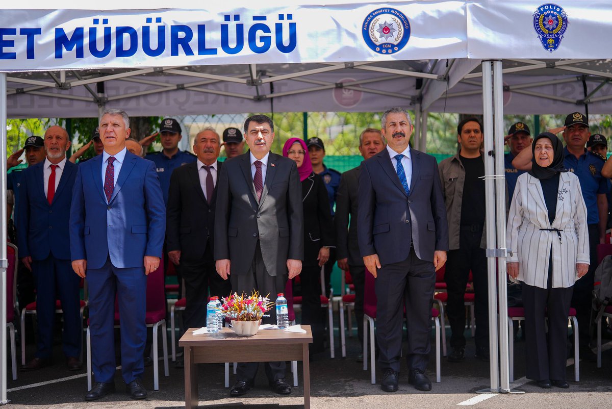 dilekmekci's tweet photo. 📌Ankara İl Emniyet Müdürü Engin Dinç’i son iki gündür ortaya düşen fotoğraflarında keyifsiz, mutsuz ve dahi üstünü başını dağıtmış gördüm… Ankara Emniyeti’nde patlayan skandallar sonrası ilk kez görüntü vermiş‼️👇🏻
📌 Yakın tarihin en karanlık ve karışık dönemlerinde (Mayıs 2013-Ekim 2016 arası) Emniyet İstihbarat Daire Başkanlığı yapmış olan Engin Dinç’i Eskişehir İl Emniyet Müdürü atayan Koray Öner’i koruyan eldir. Koray Öner’in kayınçosu Kubilay Selışık üzerinden Eskişehir’de kozmetik sektöründeki Çorumlu, CHPli, malzeme mühendisi “toz sihirbazıyla” göbek bağı vardır 😎
📌Dahası Engin Dinç’i Koray Öner’in memleketi Konya’ya Konya İl Emniyet Müdürü atayan da Koray Öner’i koruyan eldir.
📌 Son olarak Engin Dinç’i Ankara İl Emniyet Müdürü atayan, Ayhan Bora Kaplan soruşturmasını sulandırıp Koray Öner gibileri koruyan da aynı eldir…
GÖZÜMÜZ O ELİN ÜZERİNDE ⏳⌛️
@AliYerlikaya @ikalin1 @HakanFidan @zulfutolgagar @MHP_Bilgi @abdurahmnsimsek
Yanlış anlaşılmaması için not: O el Sayın Recep Tayyip Erdoğan değildir…
#EnginDinç
#KorayÖner
#MilliDamar