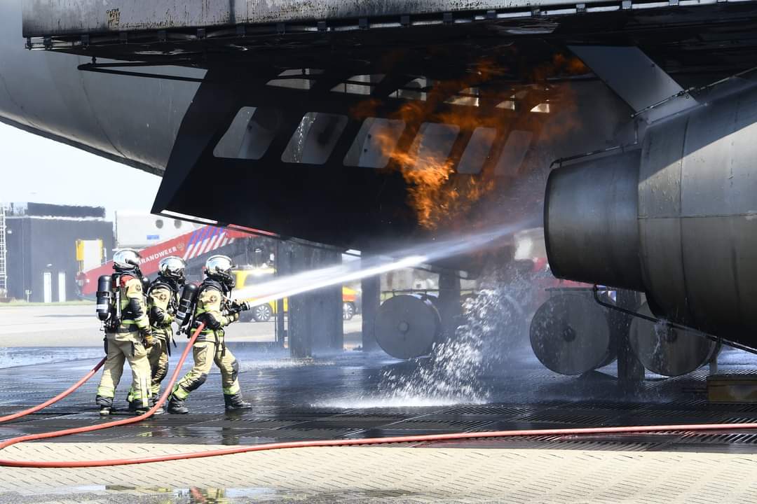 GewoonRotterdam's tweet photo. Wat een middag op @Schiphol bij de luchthavenbrandweer.. Een woord van dank aan @ReinHulst en zijn mannen van post Sloten... https://t.co/Yiv0DiDrO5