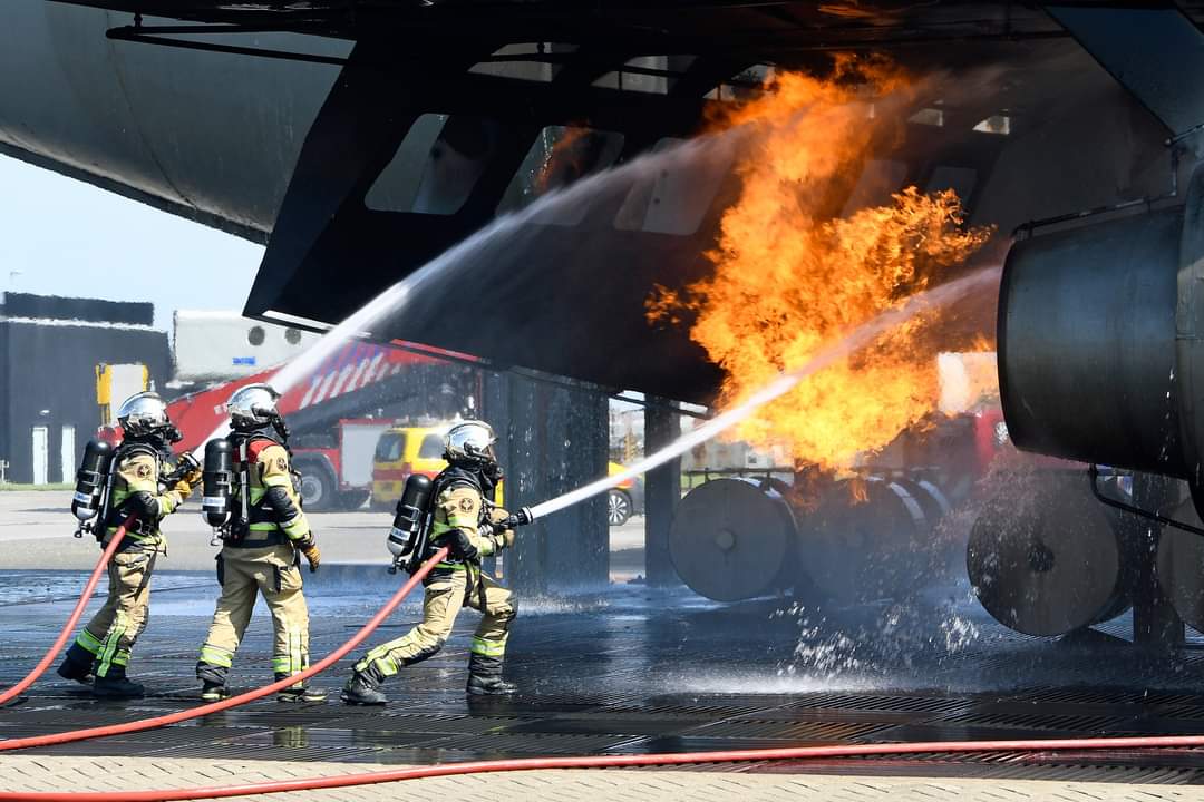 GewoonRotterdam's tweet photo. Wat een middag op @Schiphol bij de luchthavenbrandweer.. Een woord van dank aan @ReinHulst en zijn mannen van post Sloten... https://t.co/Yiv0DiDrO5