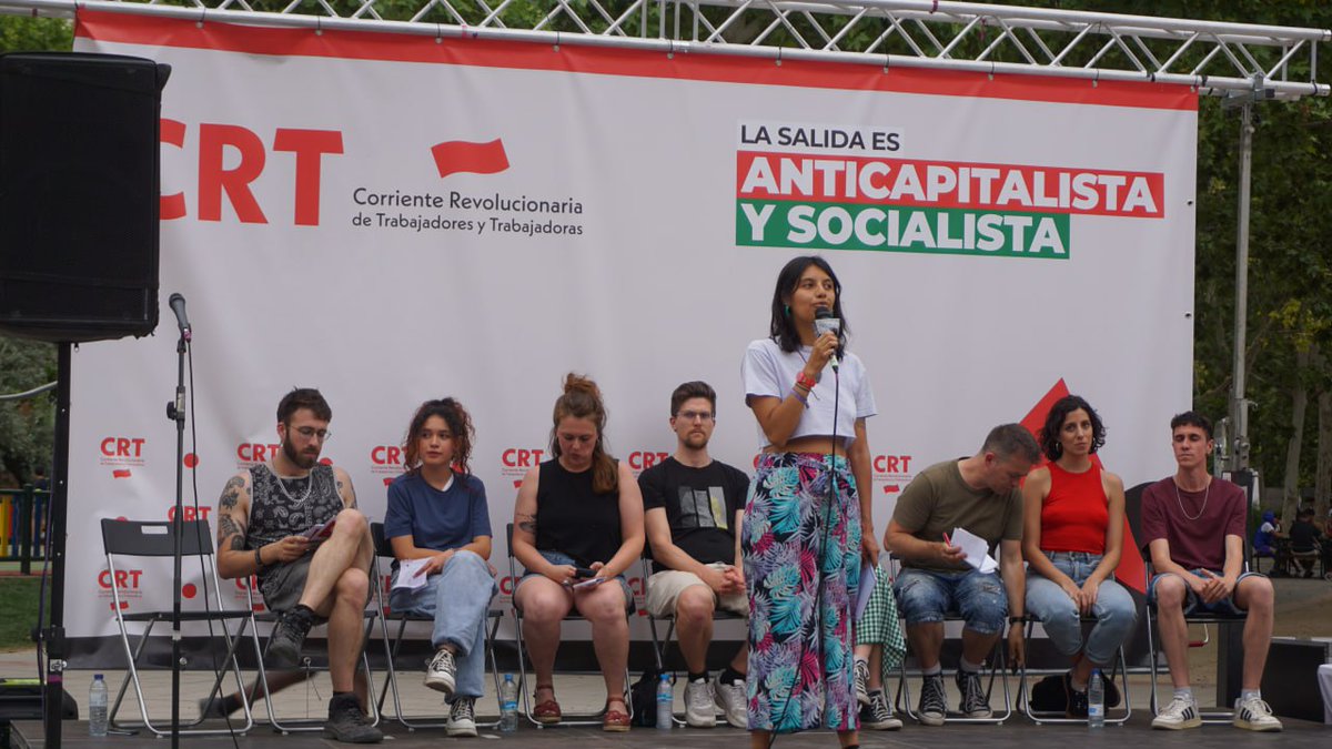 iDiarioES's tweet photo. ACTO CIERRE CAMPAÑA EUROPEAS | @Alejandra_crr_ abre el acto contando como la extrema derecha crece y se reúne en una internacional reaccionaria porque son los fervientes defensores de un capitalismo contra el que nosotras luchamos.

"Es en este contexto de genocidio y aumento del militarismo que nos presentamos con esta candidatura anticapitalista y socialista. Contra que el tablero se desplace a la derecha. Porque los partidos que se dicen progresistas también se desplazan a la derecha. Aquí lo vemos con el gobierno "progresista" que dijo que iba a parar a la derecha y parar el genocidio, usando nuestros movimientos para lavarse la cara mientras permitía masacres en Melilla o nos metía a la policía en los movimientos sociales. No nos resignamos a votar a una izquierda de mentira. Somos parte de quienes luchan contra este sistema, contra el genocidio, somos parte de la generación que acampa por Palestina como las compañeras que ayer fueron reprimidas por la policía en la Complutense, somos las mujeres y las trabajadoras que luchan. Sabemos que la lucha está en las calles y queremos ser el portavoz de esa lucha"