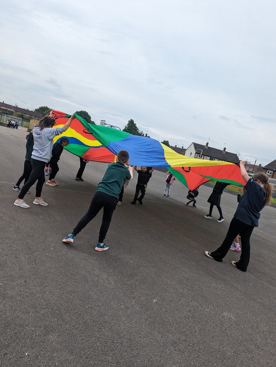 mrs_withill's tweet photo. Team Wilberforce showed great character skills in today's teams day. A day where the whole of @WansbeckPrimary played lots of mini games in order to showcase our core values 💚 we saw teamwork, communication, leadership, respect &amp; resilience from all 💚 #proudteacher https://t.co/W67OyLBfGZ