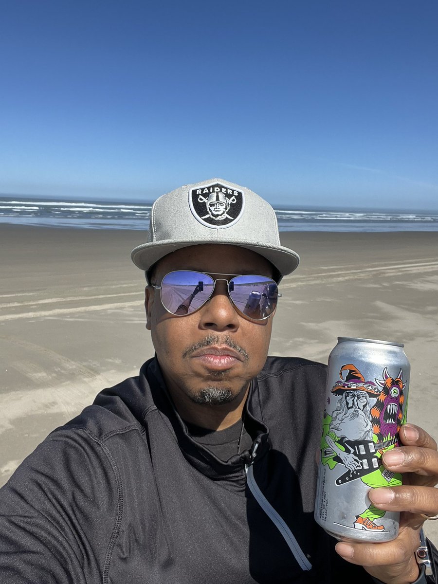 Mista_Mixon's tweet photo. @FortGeorgeBeer #3WayIPA🍺 at the beach today! #GearhartOR 🌊 https://t.co/iIZIz0D8HI
