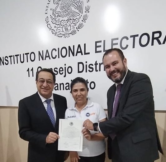 Pilarortega's tweet photo. Muchas felicidades  a @MiguelSalimGto 
Nuestro próximo Diputado por el Distrito 11 Federal recibió la constancia de mayoría por parte del @INEMexico 
¡ A seguir defendiendo a Guanajuato! 
#Leonazul 💙
#Elecciones2024 https://t.co/90tVTY53rH