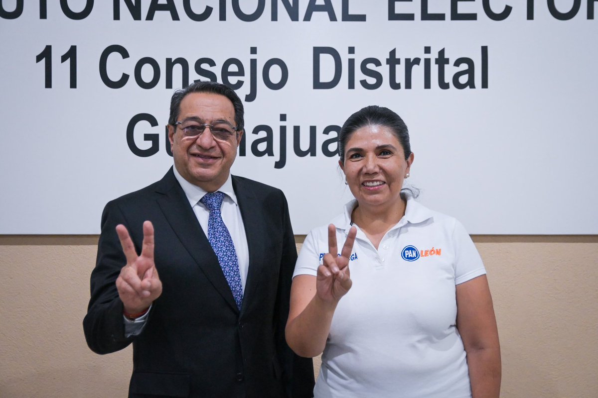Pilarortega's tweet photo. Muchas felicidades  a @MiguelSalimGto 
Nuestro próximo Diputado por el Distrito 11 Federal recibió la constancia de mayoría por parte del @INEMexico 
¡ A seguir defendiendo a Guanajuato! 
#Leonazul 💙
#Elecciones2024 https://t.co/90tVTY53rH