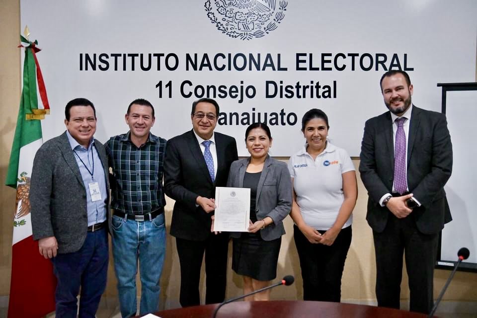 Pilarortega's tweet photo. Muchas felicidades  a @MiguelSalimGto 
Nuestro próximo Diputado por el Distrito 11 Federal recibió la constancia de mayoría por parte del @INEMexico 
¡ A seguir defendiendo a Guanajuato! 
#Leonazul 💙
#Elecciones2024 https://t.co/90tVTY53rH