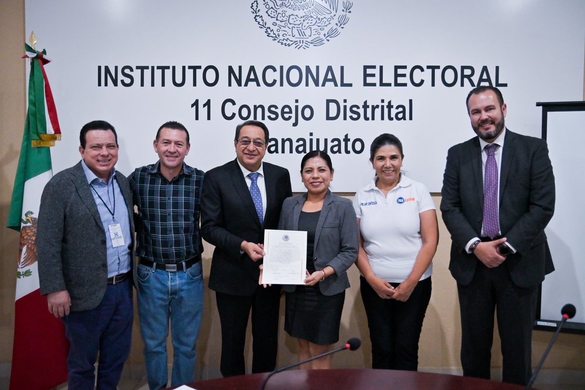 Pilarortega's tweet photo. Muchas felicidades  a @MiguelSalimGto 
Nuestro próximo Diputado por el Distrito 11 Federal recibió la constancia de mayoría por parte del @INEMexico 
¡ A seguir defendiendo a Guanajuato! 
#Leonazul 💙
#Elecciones2024 https://t.co/90tVTY53rH