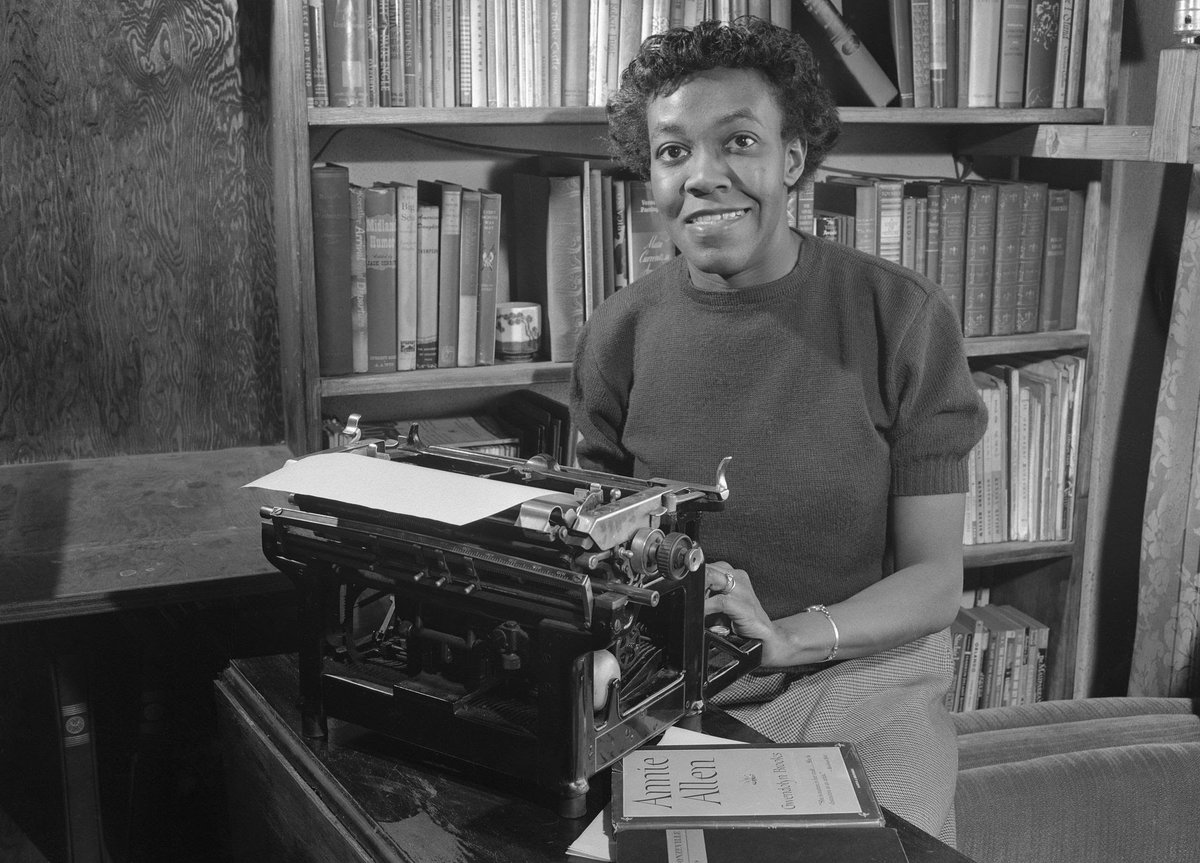 Avant_GardeBks's tweet photo. 🎂Remembering award-winning poet laureate and educator, Gwendolyn Brooks who was born on this day in 1917. ❤️She made her ancestral transition on December 3, 2000. #GwendolynBrooks 📚#AnnieAllen 🏆#PulitzerPrize #WeRealCool #TheBeanEaters #InTheMecca #MaudMartha https://t.co/q6DM8lFZEx