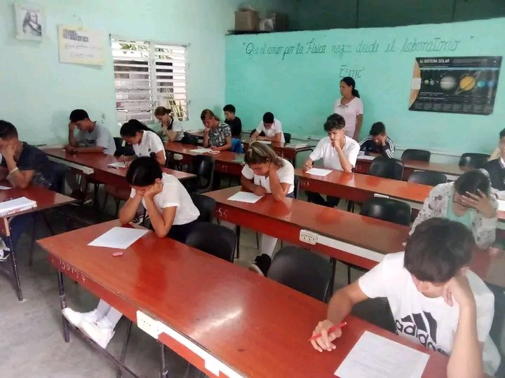 AdrinManuelHec1's tweet photo. Inician el día de hoy los exámenes finales de 9no grado con #Español en la provincia de #LasTunas. Éxitos para todos.
#EducaciónLasTunas
#GentesQueSuman 
#ContinuidadDeEstudio
#SecundariaBásica https://t.co/cFS1i9WPML