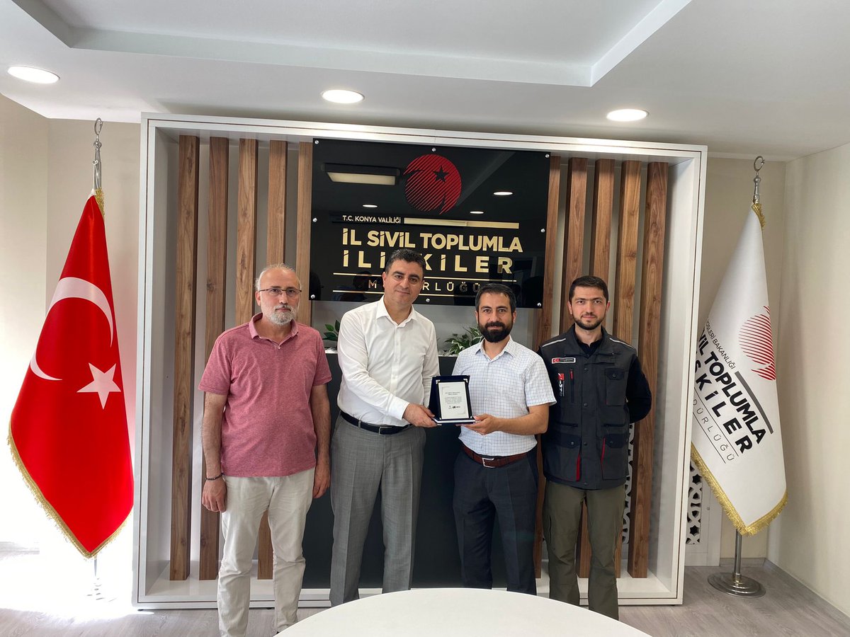 konya_istim's tweet photo. Genel Müdürlüğümüz tarafından desteklenen “Afet Bilinci Sıralamada Birinci Projesi’ne katkıları için Müdürümüz Özgür @KARAYAZILI’ ya İnsan ve Medeniyet Hareketi Konya Derneği Başkanı Mustafa Ekrem DOĞAN tarafından plaket takdim edilmiştir. @icisleriSTi https://t.co/ctCcJqWNwA