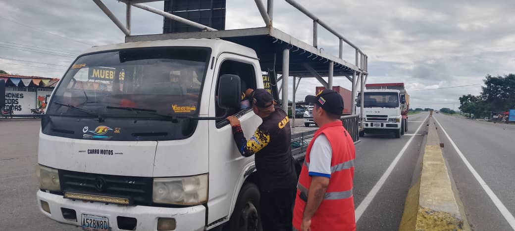 #MovilidadSegura | Servidores del #INTT Guanare, desplegados en el PAC Dr. José G. Hernández del municipio Guanare, orientando a los conductores con el fin de garantizar una movilidad segura.

#VamosPaLanteVenezuela
